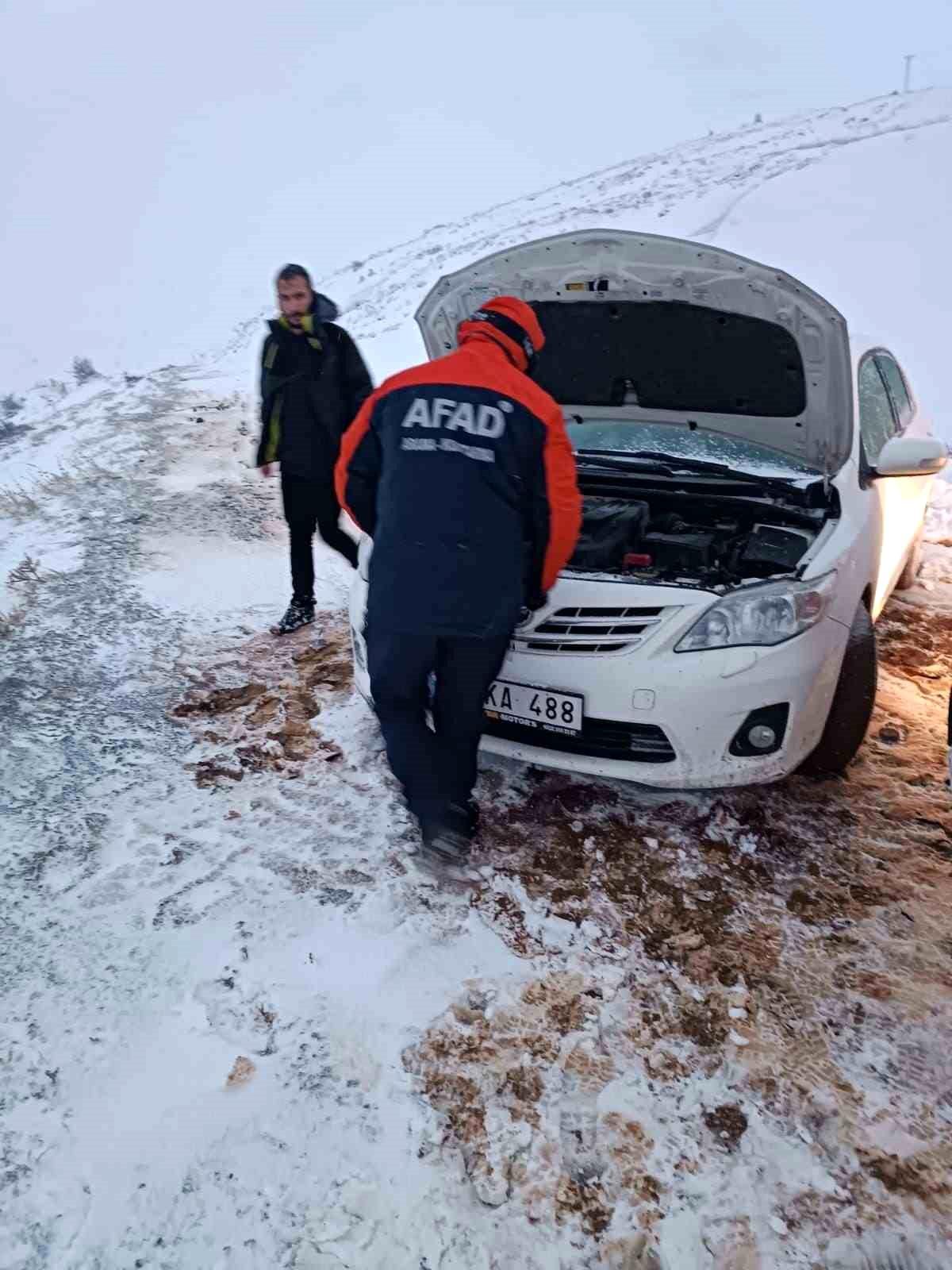 Kar ve tipi nedeniyle mahsur kalan öğrenci AFAD ekipleri tarafından kurtarıldı