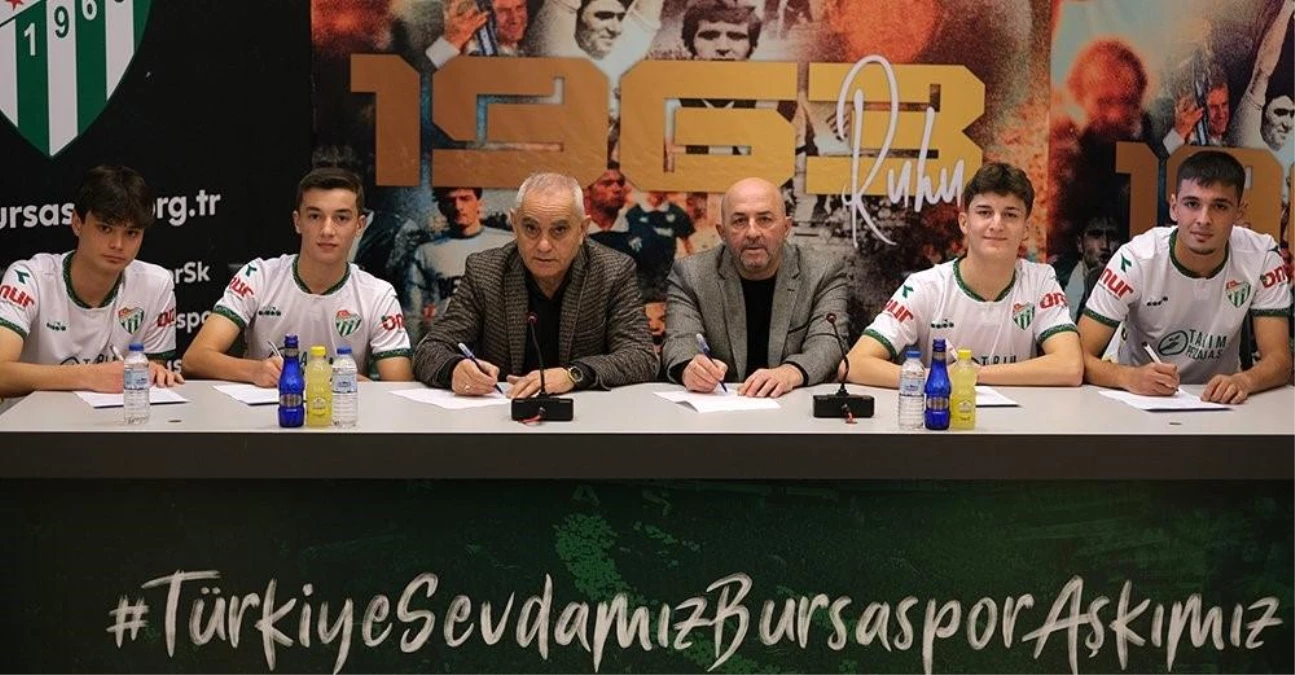 Bursaspor, genç futbolcuları profesyonel sözleşme imzaladı