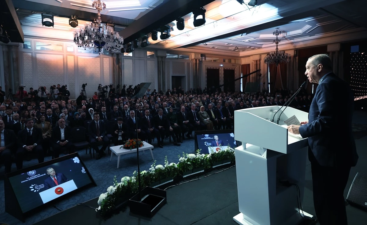 Cumhurbaşkanı Erdoğan TİSK Ortak Paylaşım Forumu\'nda, "Bölgemizde yaşanan krizlere ve küresel ekonomideki belirsizliğe rağmen ihracatta kırdığımız...