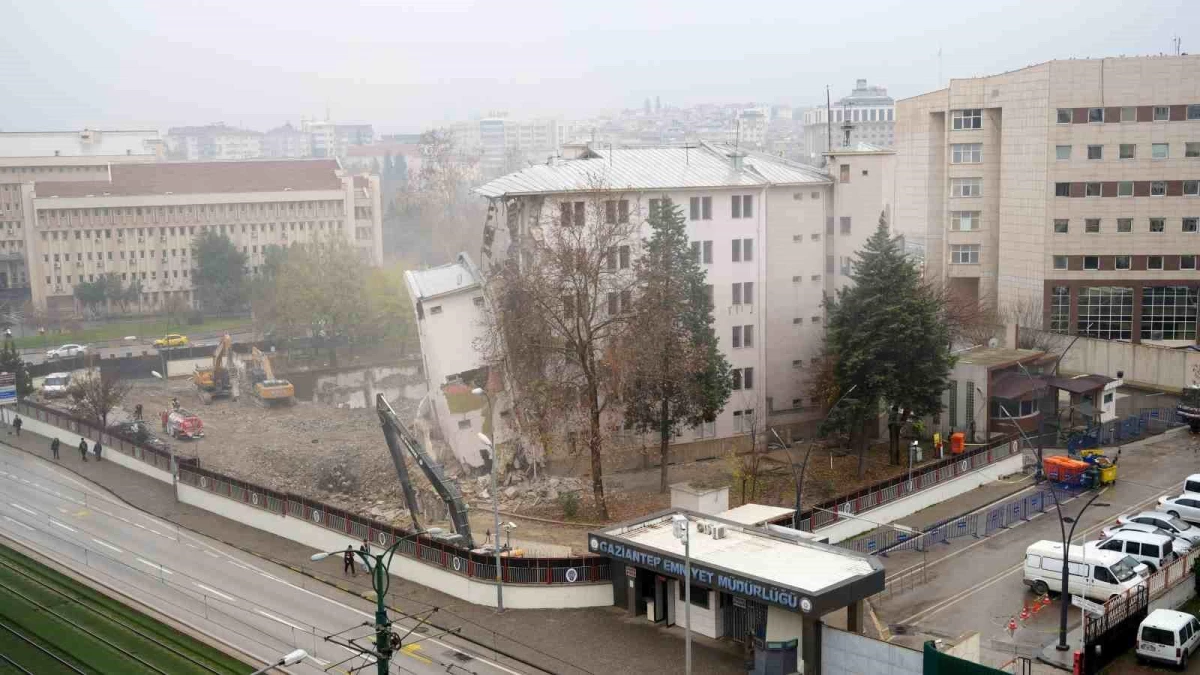 Kahramanmaraş merkezli depremlerde hasar gören Gaziantep Emniyet Müdürlüğü binasının yıkımı sürüyor