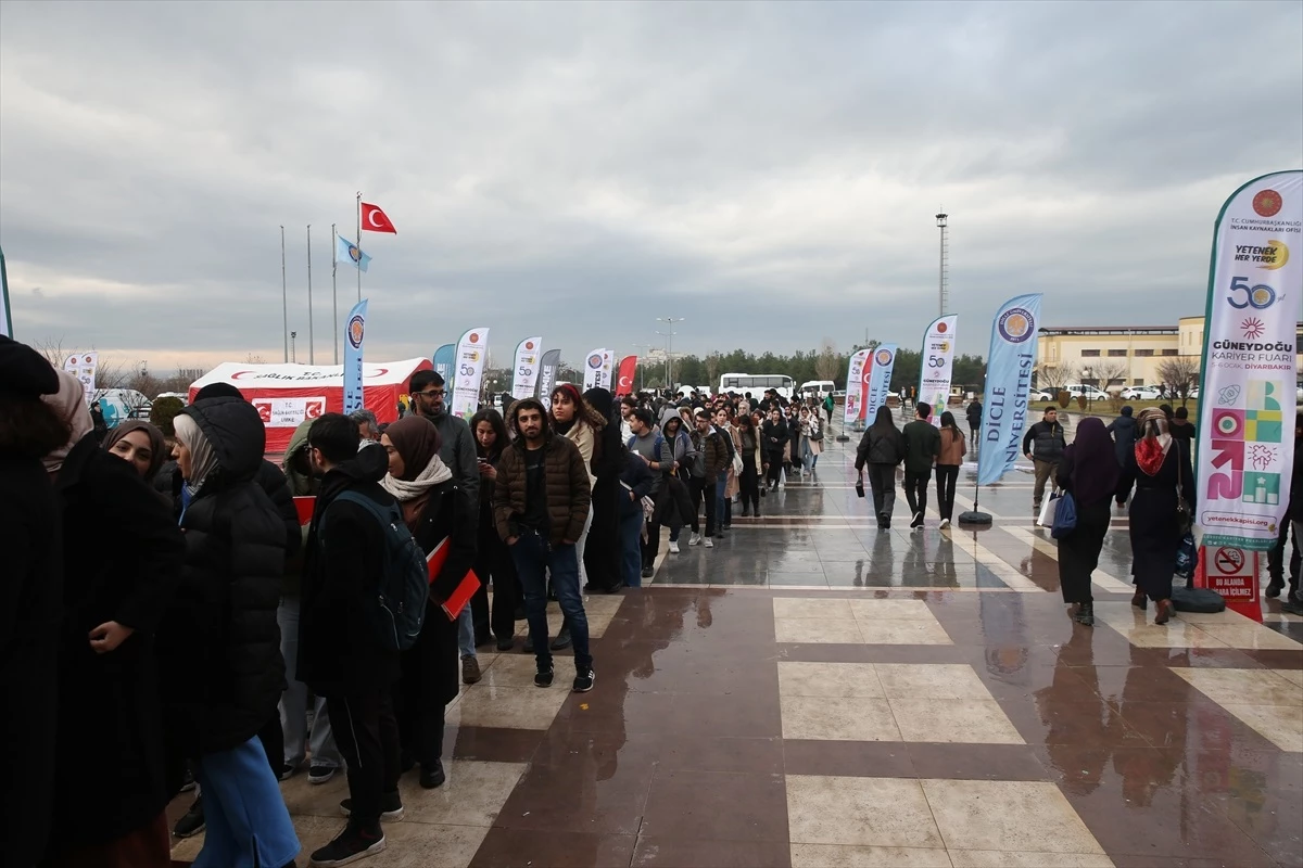 Diyarbakır\'da düzenlenen kariyer fuarında yoğun katılım