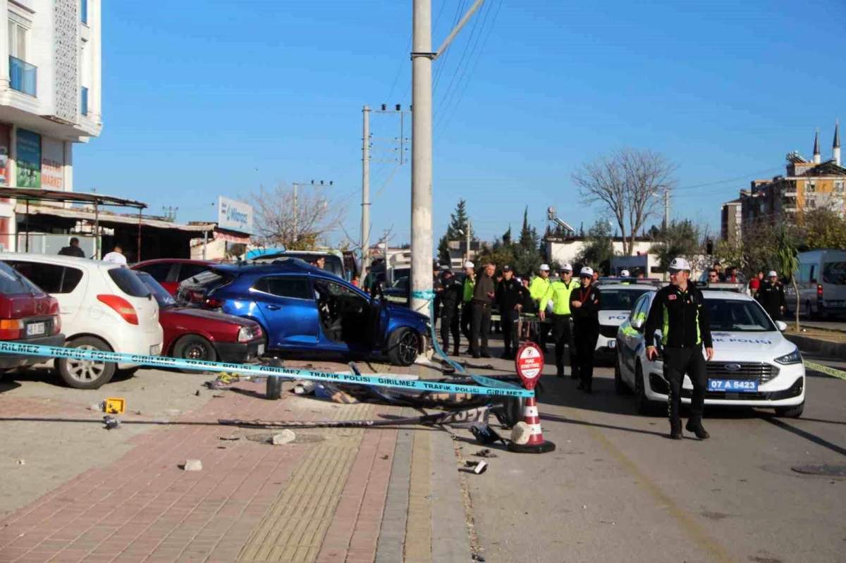 Antalya\'da Otomobilin Otobüs Durağına Dalması Sonucu Yaşlı Çift Hayatını Kaybetti