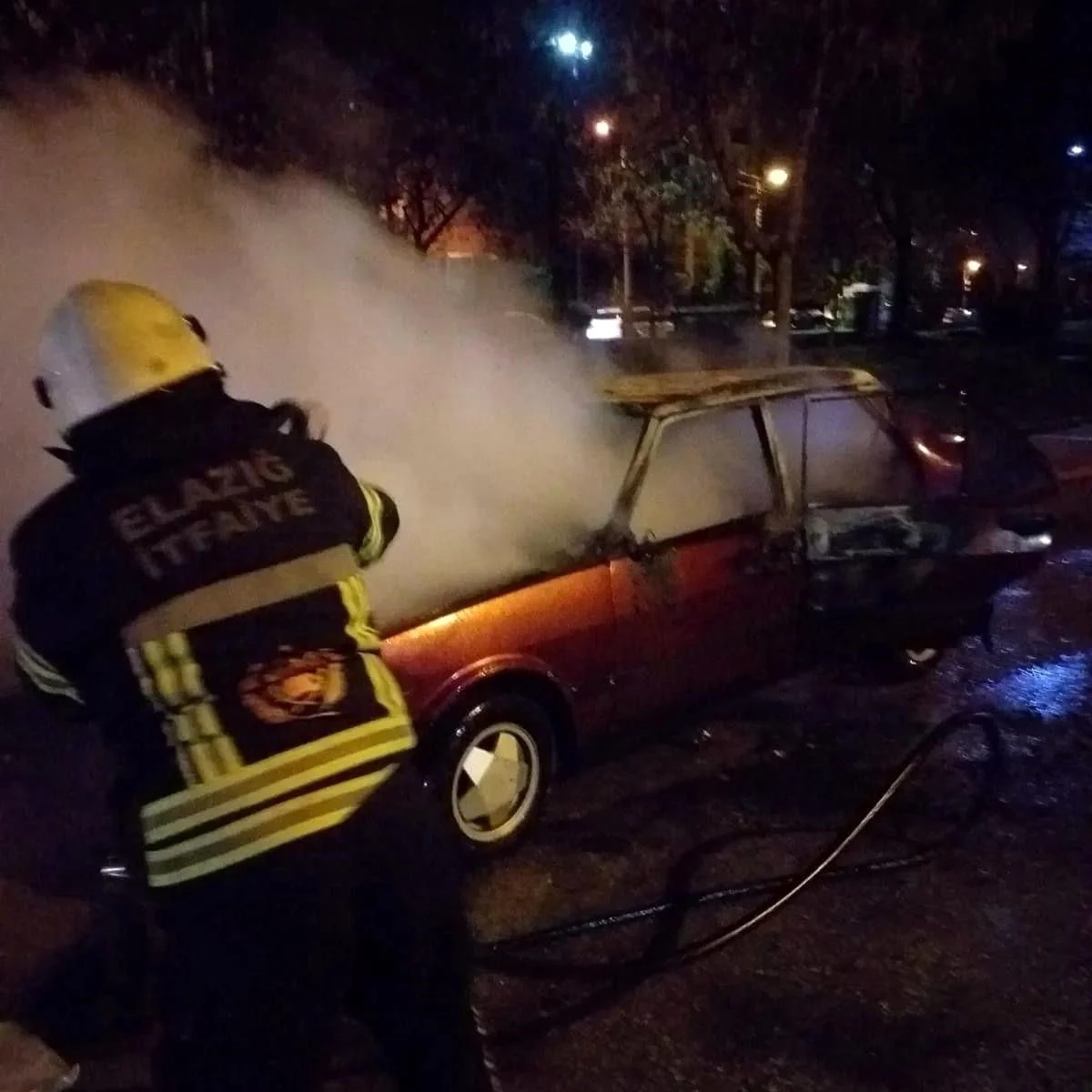 Elazığ\'da Park Halindeki Otomobilde Yangın: Yaralı Şahıs Kurtarıldı