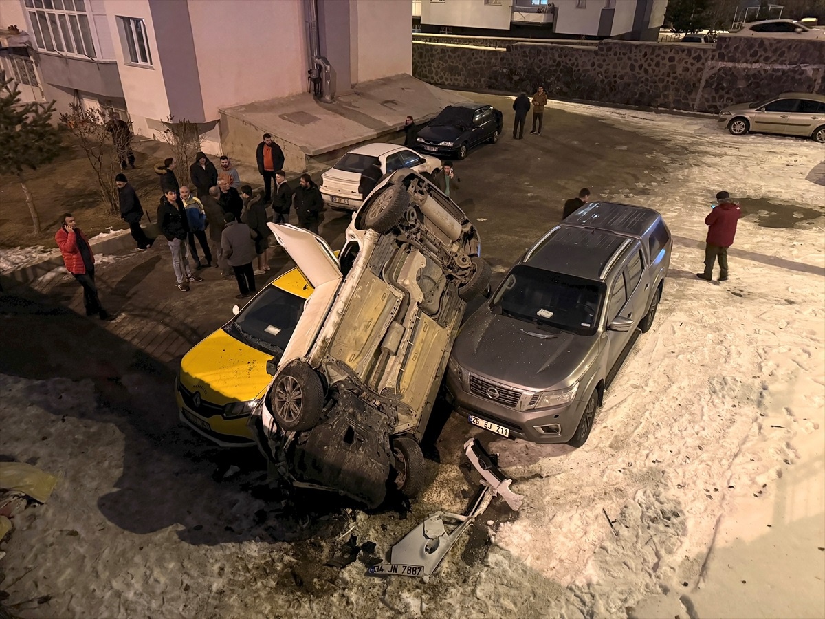 Erzurum\'da Kaza: Otomobiller Bir Binanın Bahçesine Devrildi