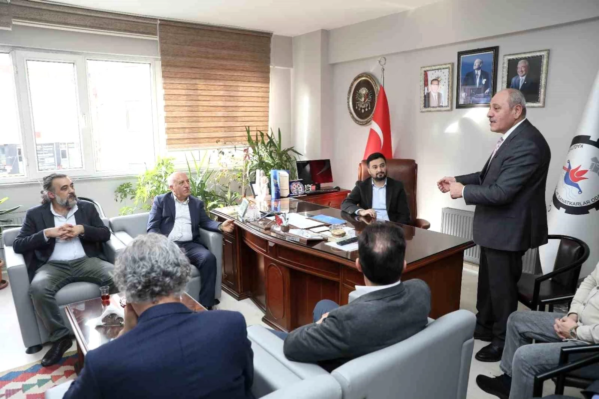 Kağıthane Belediye Başkanı Mevlüt Öztekin, İstanbul Esnaf ve Sanatkarlar Odaları Birliği Başkanı Faik Yılmaz ve beraberindeki oda başkanlarıyla bir araya geldi