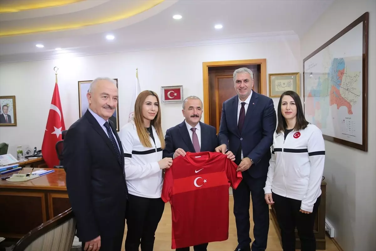 Görme Engelliler Spor Federasyonu Başkanı Ayhan Yıldırım, 2023\'e damga vuran fotoğrafları oyladı