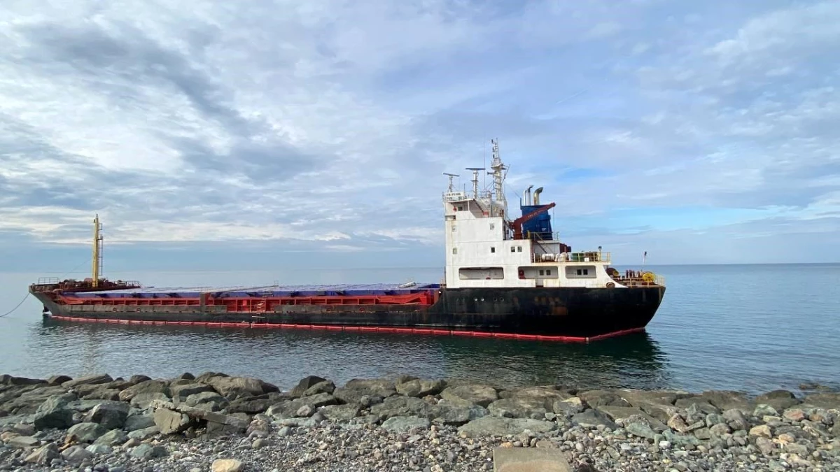 Hopa\'da karaya oturan kuru yük gemisinin onarımı 40 gündür devam ediyor