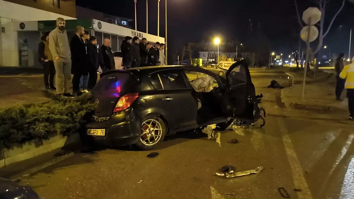 İnegöl\'de Kontrolden Çıkan Otomobil Ağaca Çarptı, Sürücü Yaralandı