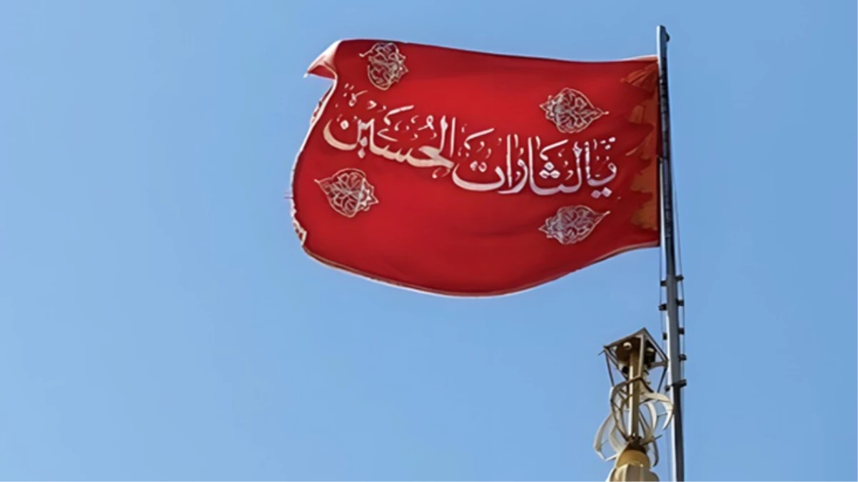 İran\'da terör saldırısının ardından Cemkeran Camii\'ne intikam bayrağı çekildi
