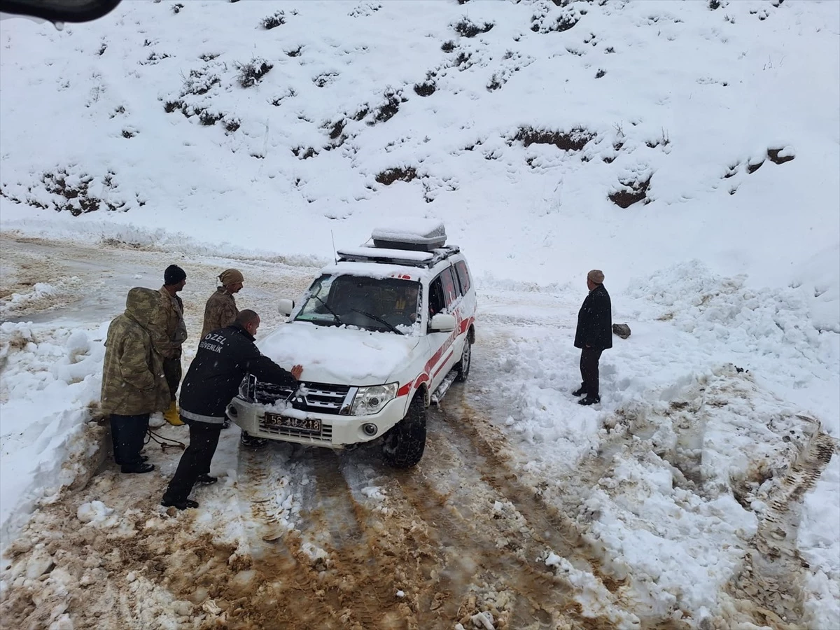 Kar nedeniyle yolu kapanan köyde mahsur kalan hasta kadın hastaneye ulaştırıldı
