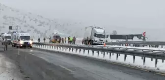 Kars'ta iki otobüs ile bir kamyonun karıştığı zincirleme trafik kazasında 2 kişi hayatını kaybetti, 8 kişi yaralandı