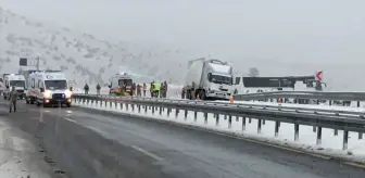Kars'ta zincirleme trafik kazasında 2 kişi hayatını kaybetti, 8 kişi yaralandı