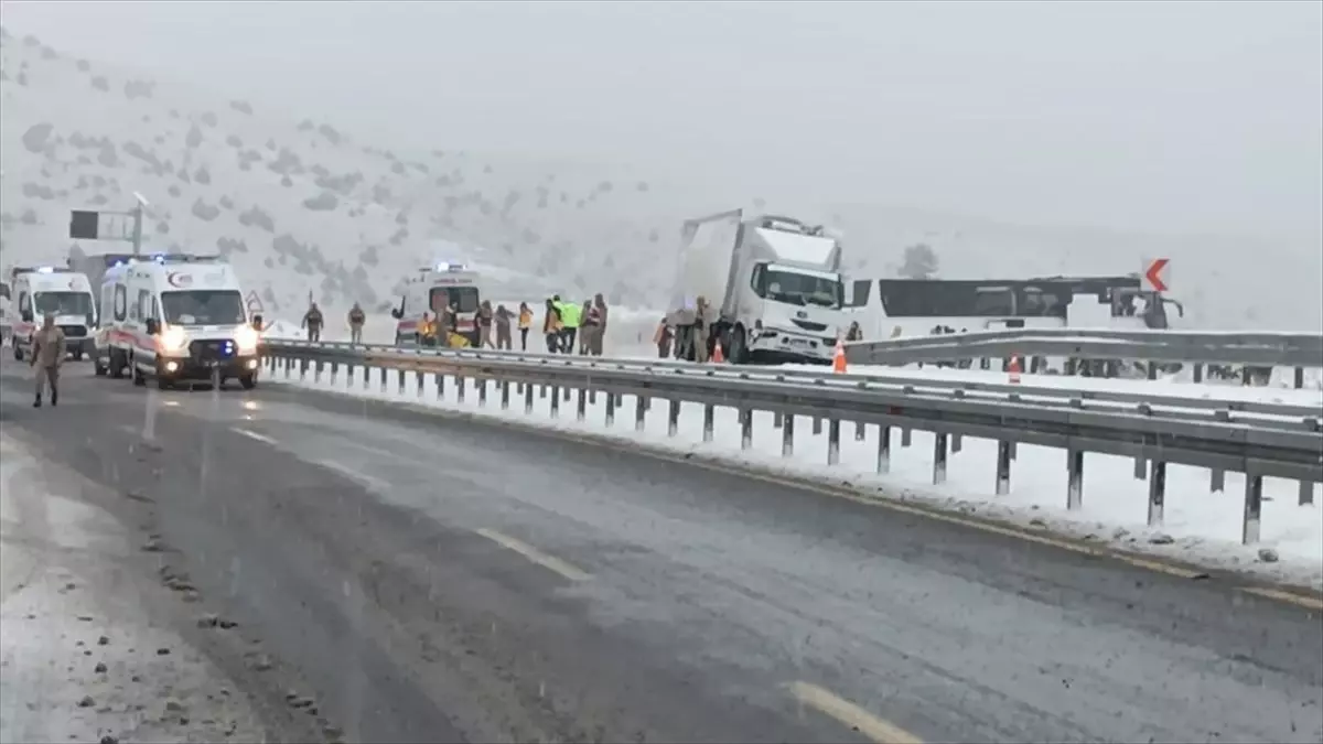 Kars\'ta iki otobüs ve bir kamyonun karıştığı zincirleme trafik kazasında 2 kişi hayatını kaybetti, 8 kişi yaralandı