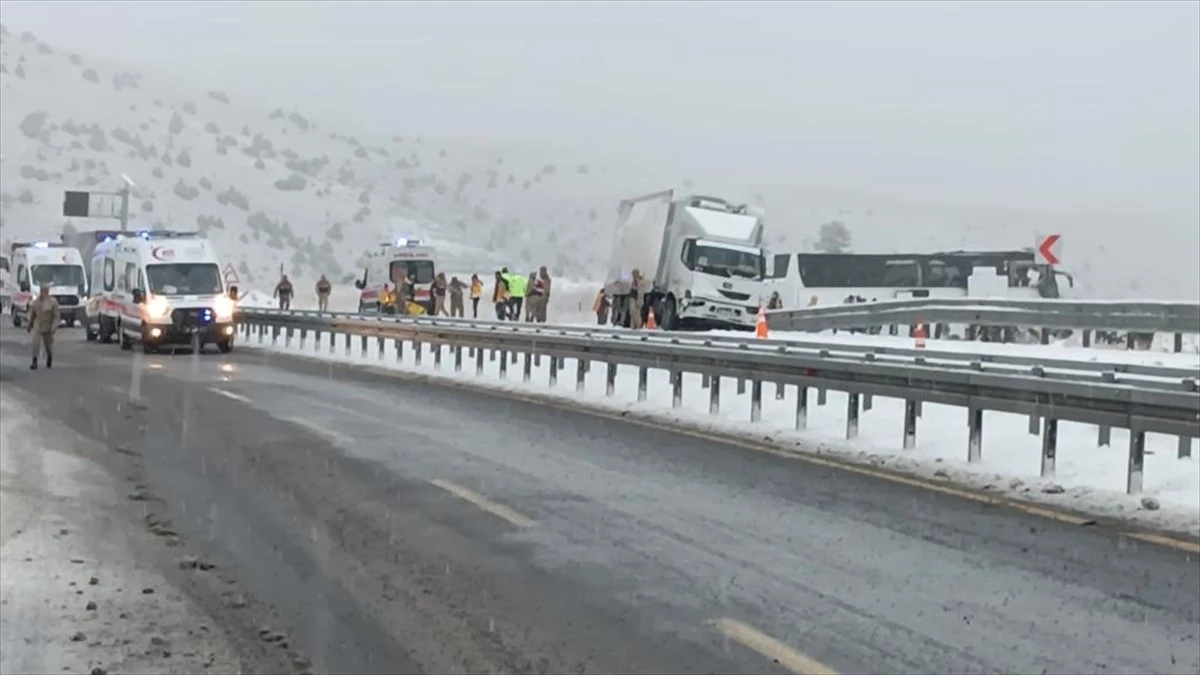 Kars\'ta zincirleme trafik kazasında 2 kişi hayatını kaybetti, 8 kişi yaralandı