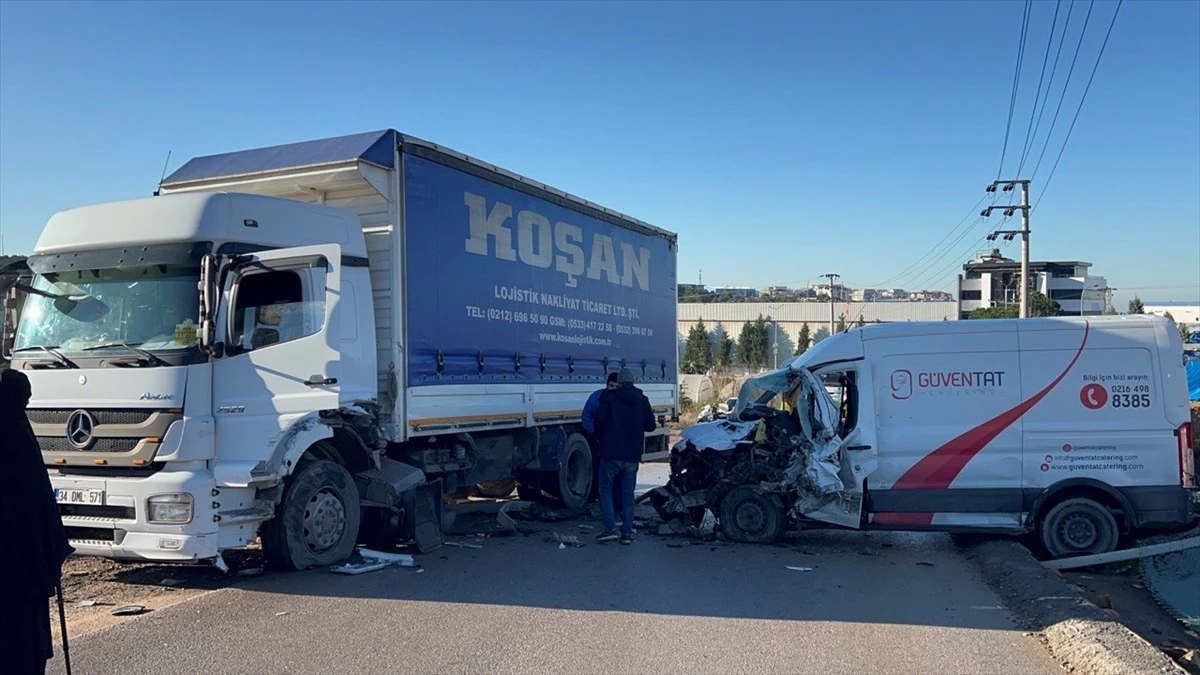 Çayırova\'da hammadde yüklü kamyon ile panelvan çarpıştı: 1 yaralı
