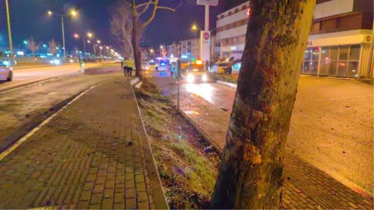 İnegöl\'de kaza: Otomobil ağaca çarptı, sürücü yaralandı