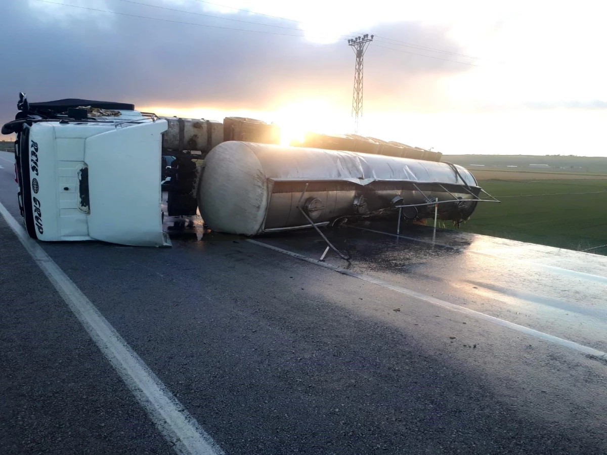 Konya\'da tankerin devrilmesi sonucu trafik kazası: 2 yaralı