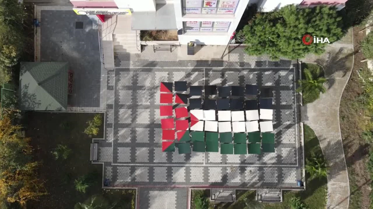 Liseli öğrencilerden Filistin\'e destek için bayraklı koreografi