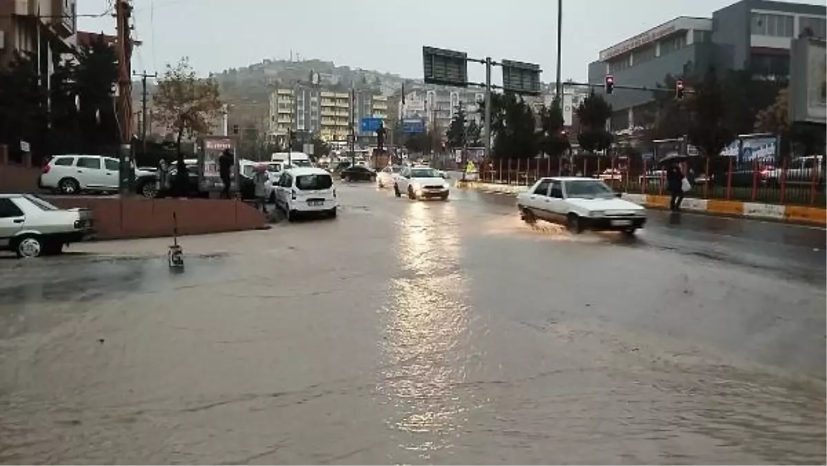 Mardin\'de Sağanak Yağış Sonucu Ev ve İş Yerleri Su Altında Kaldı