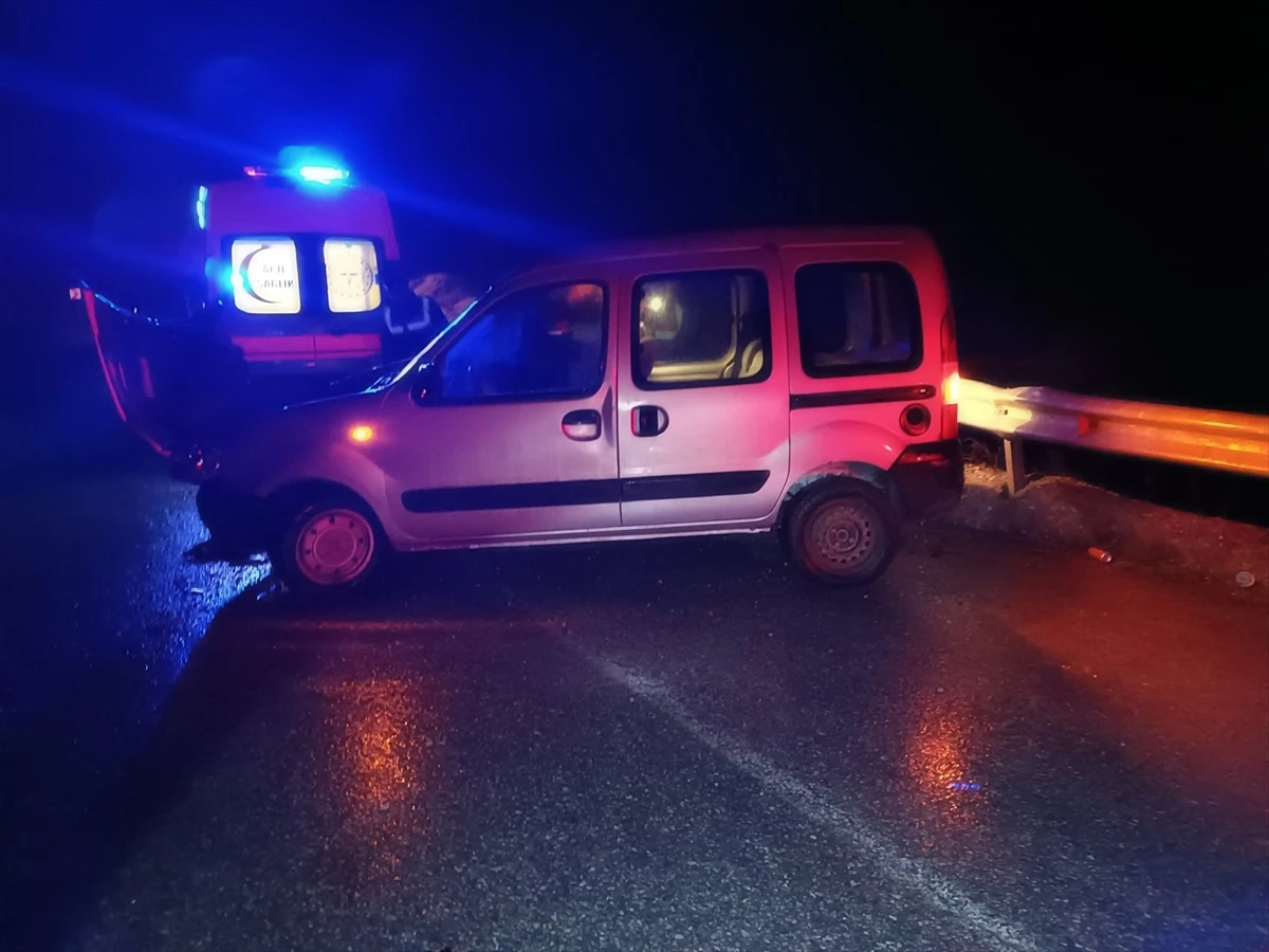 Bolu Mudurnu\'da Hafif Ticari Araç Kaza Yaptı, Sürücü Yaralandı