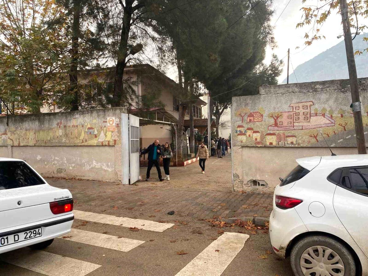 Adana\'da bir ilkokulda öğretmenler odasında yangın çıktı
