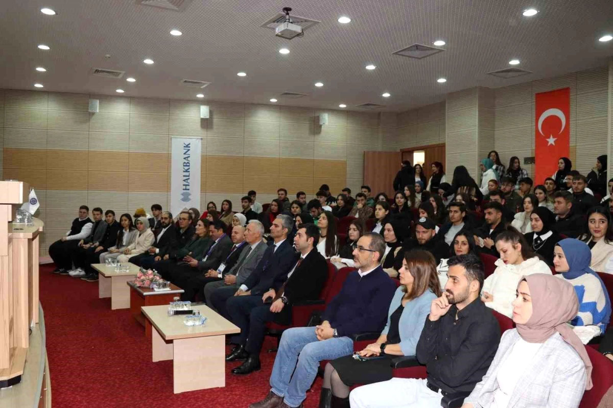 Atatürk Üniversitesi Oltu Beşeri ve Sosyal Bilimler Fakültesi\'nde Sigortacılık Sektörü Kariyer Paneli Düzenlendi