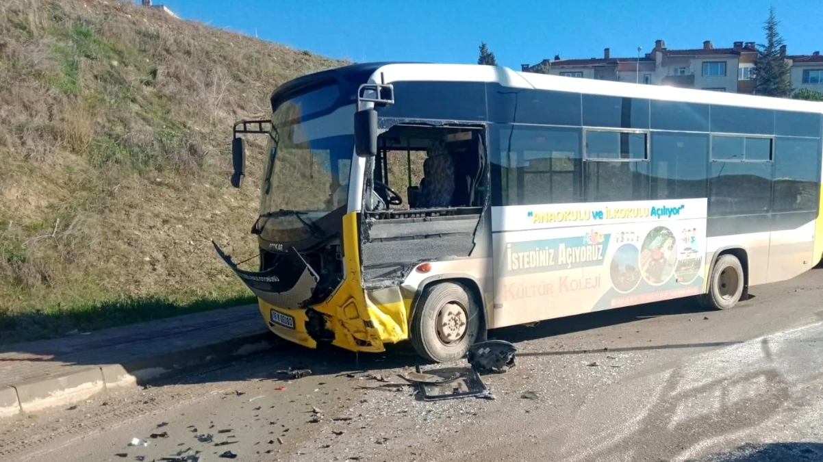 Bursa\'da otomobil ile özel halk otobüsü çarpıştı: 1 yaralı