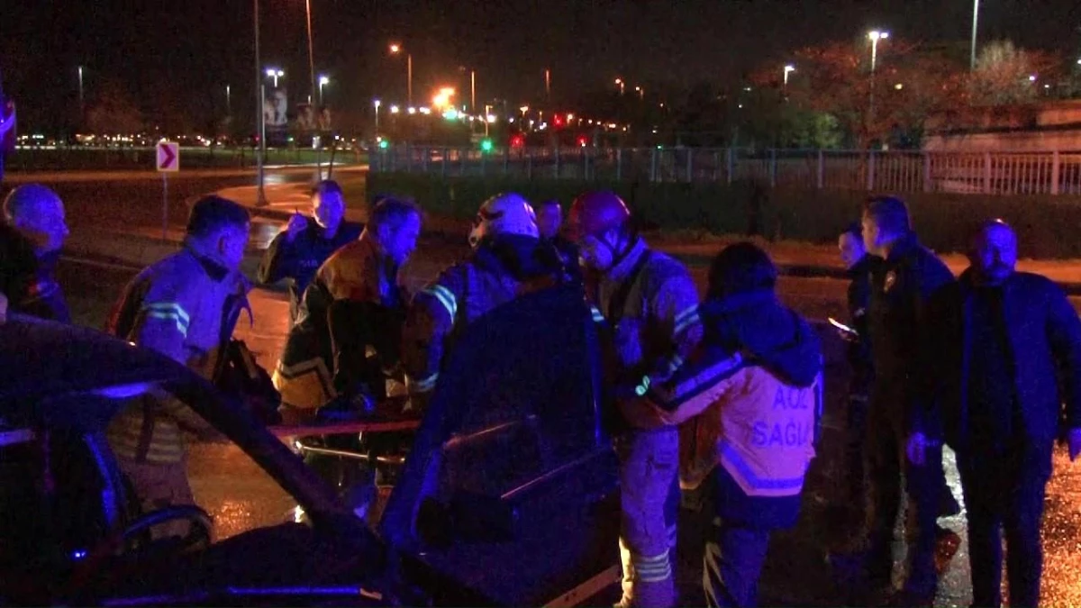 Pendik\'te Otomobil Virajı Alamayarak Bariyerlere Çarptı: 4 Yaralı