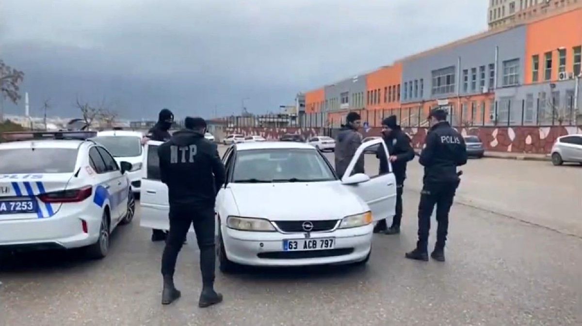 Şanlıurfa\'da okul çevrelerinde yapılan uygulamalarda 6 şüpheli yakalandı, 10 araca para cezası kesildi