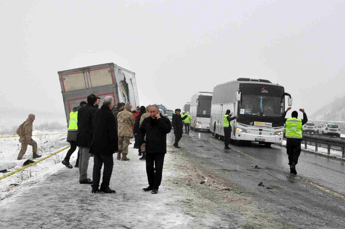 Kars\'ta Kar Yağışı ve Buzlanma Nedeniyle Meydana Gelen Kazada 2 Kişi Hayatını Kaybetti
