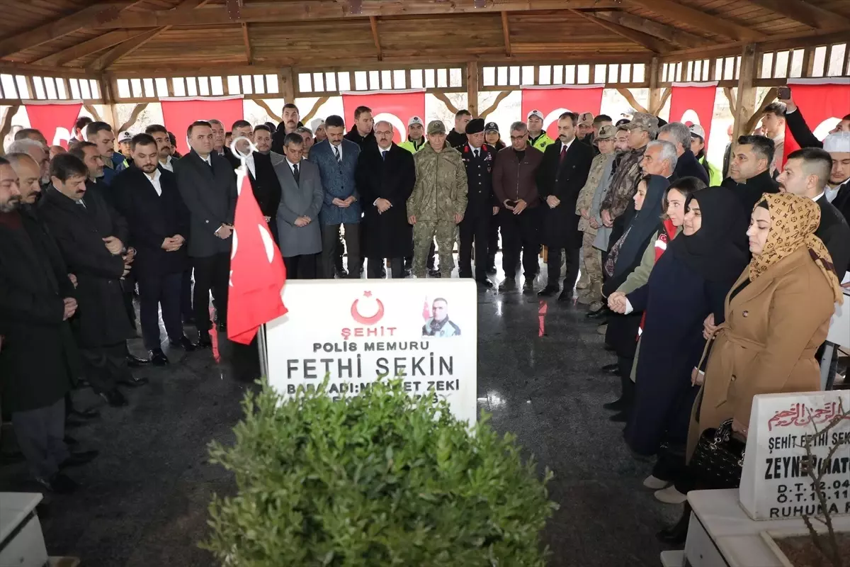 Şehit polis Fethi Sekin Elazığ\'da kabri başında anıldı