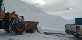 Siirt'te kar nedeniyle kapanan köy yolları ulaşıma açıldı