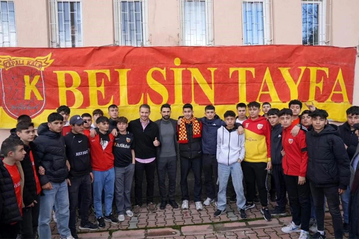 Kayserispor Futbolcuları Okul Ziyaretinde Öğrencilerle Buluştu