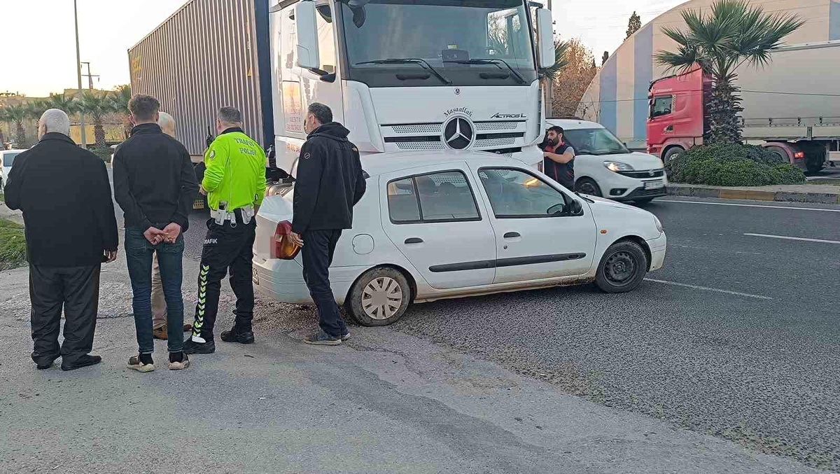 Manisa\'da Tır ile Otomobil Çarpıştı, Sürücü Yara Almadan Kurtuldu