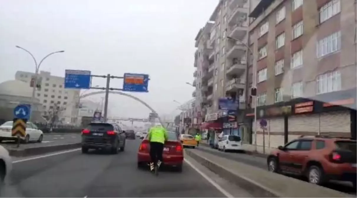 Trafik Polisi Yakıtı Biten Otomobili İterek Yardım Etti