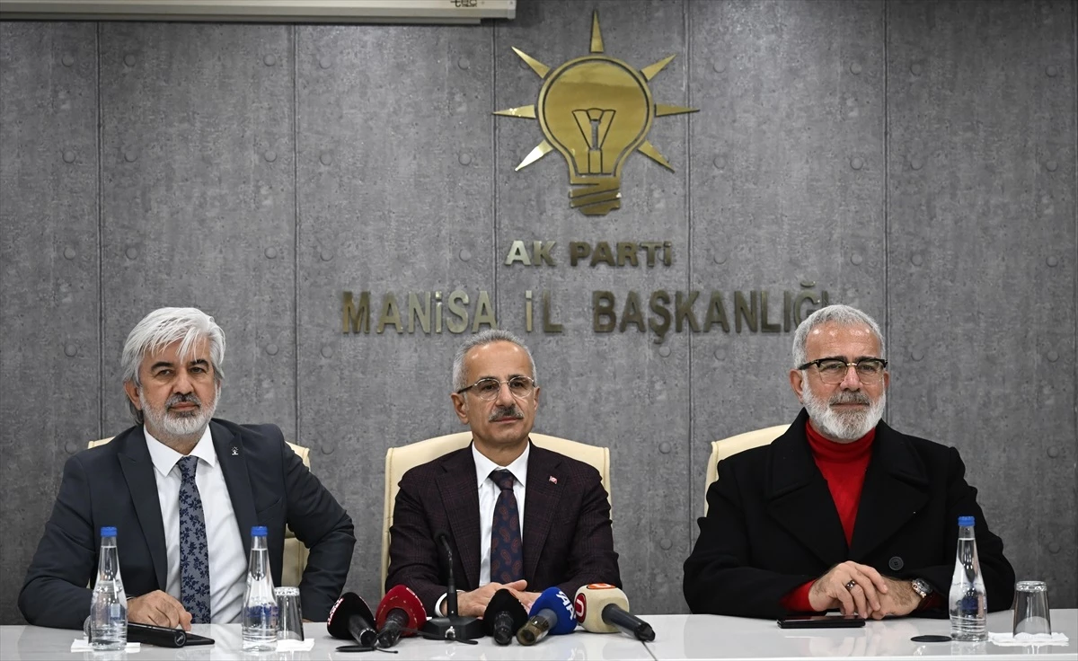 Ulaştırma ve Altyapı Bakanı Abdulkadir Uraloğlu, Manisa\'da partililerle bir araya geldi