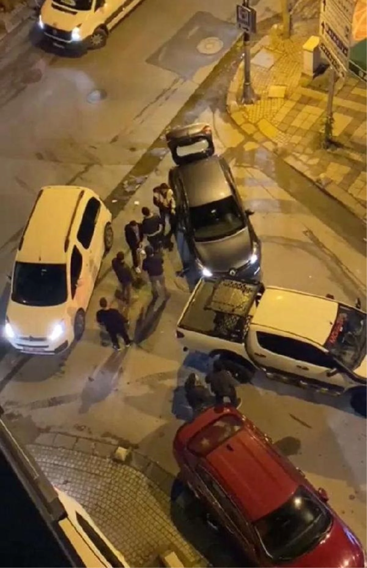 ÜMRANİYE\'de trafik kavgası: Kaldırım taşı, sopa ve kürek kullanıldı