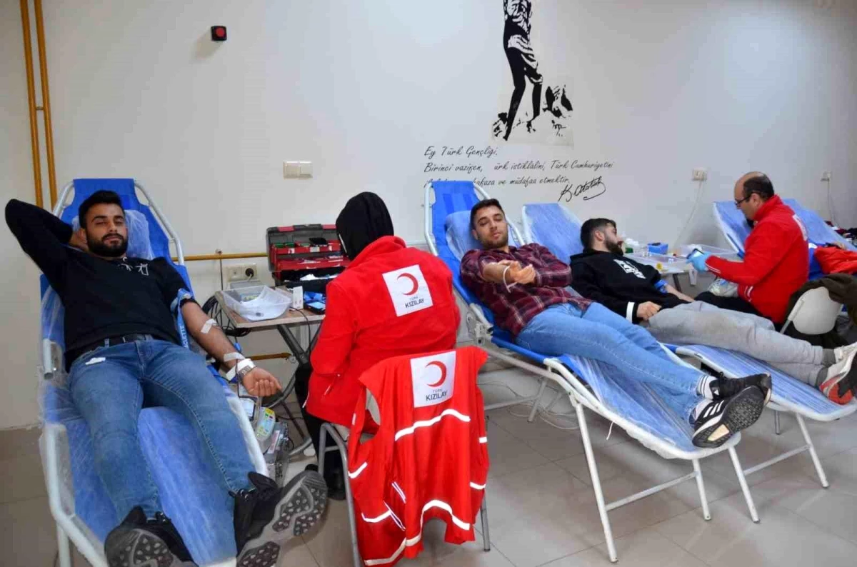 Erzincan Binali Yıldırım Üniversitesi öğrencileri Kızılay\'a kan bağışında bulundu