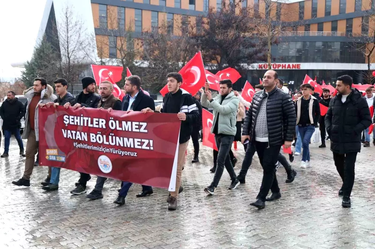 Elazığ\'da Fırat Üniversitesi öğrencileri, şehit düşen 12 kahraman asker için yürüdü