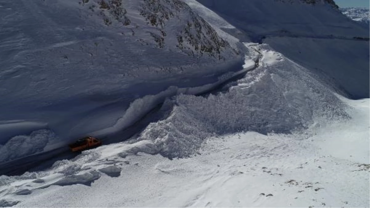 Van ve İlçelerinde Kar Yağışı Nedeniyle Yüzlerce Yerleşim Yeri Ulaşıma Kapandı