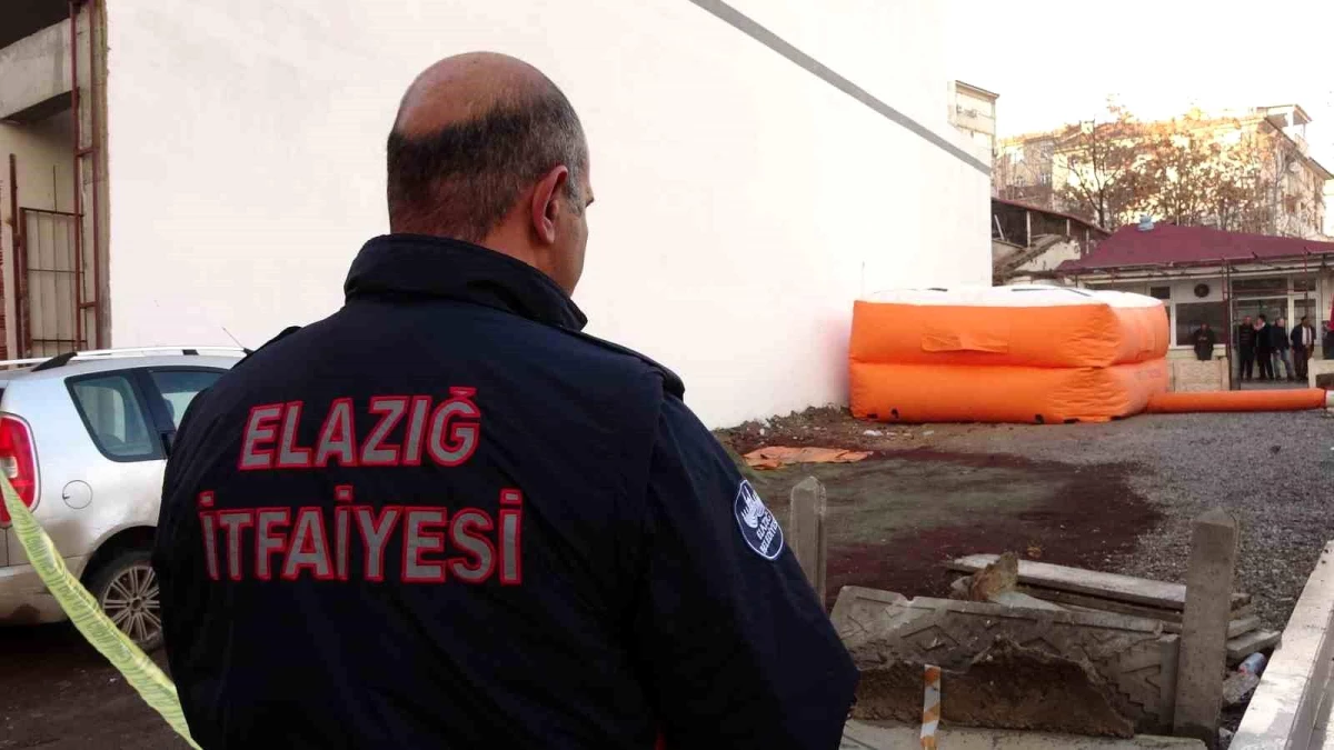 Elazığ\'da bir şahıs inşaat halindeki 9 katlı binanın çatısına çıkarak intihar girişiminde bulundu