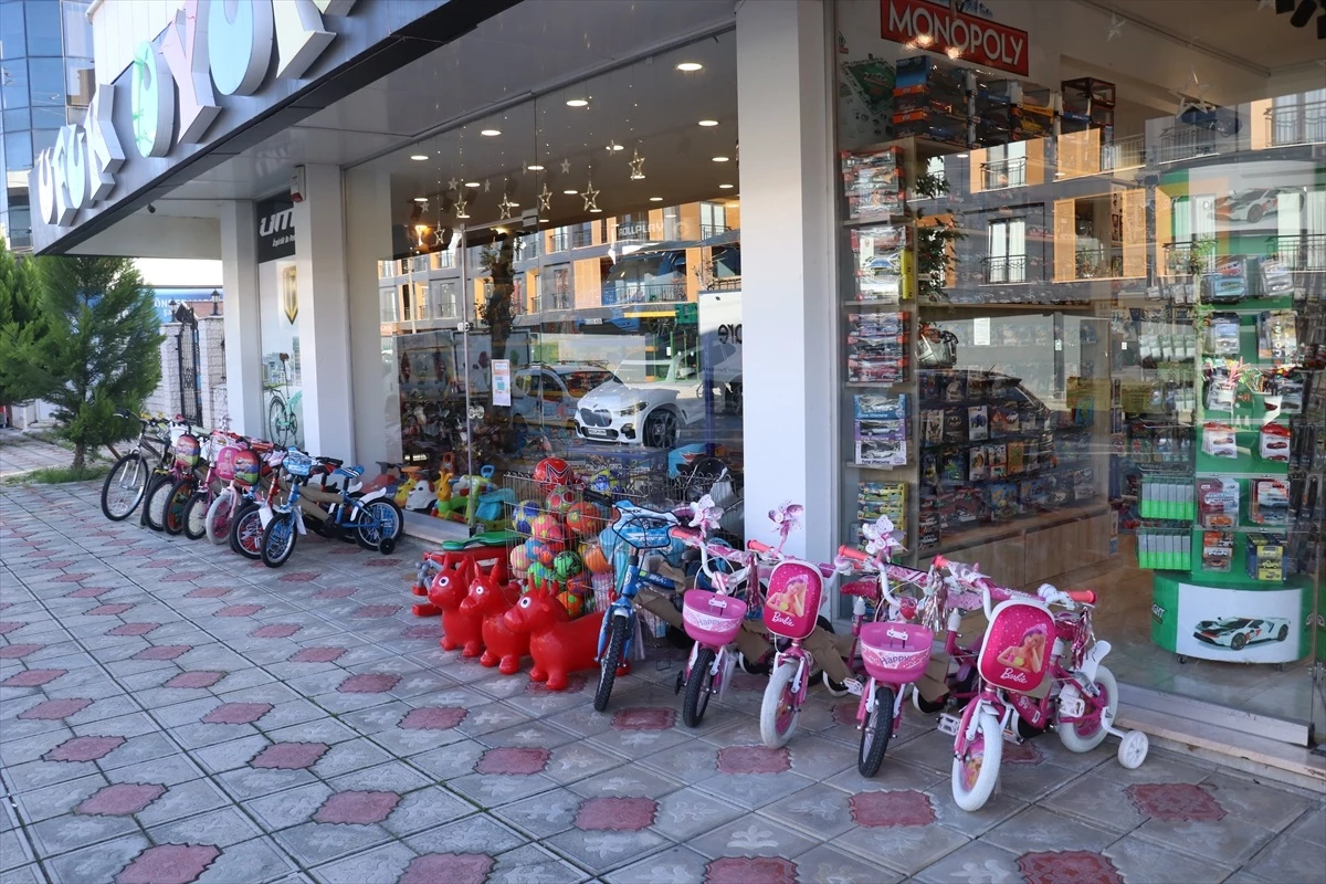 Yalova\'da Oyuncak Mağazasının Önündeki Bisiklet Hırsızı Yakalandı