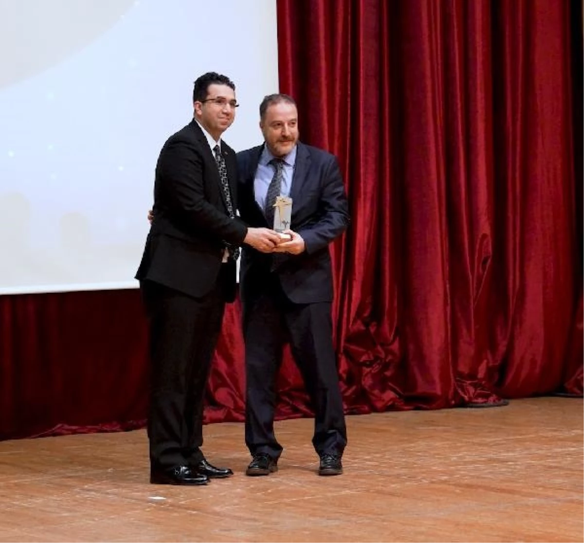 Prof. Dr. Cihangir Akgün, Yılın Doktoru Ödülünü Aldı