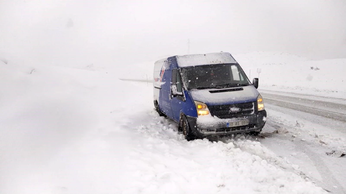 Bitlis Hizan\'da yoğun kar yağışı nedeniyle araçlar mahsur kaldı