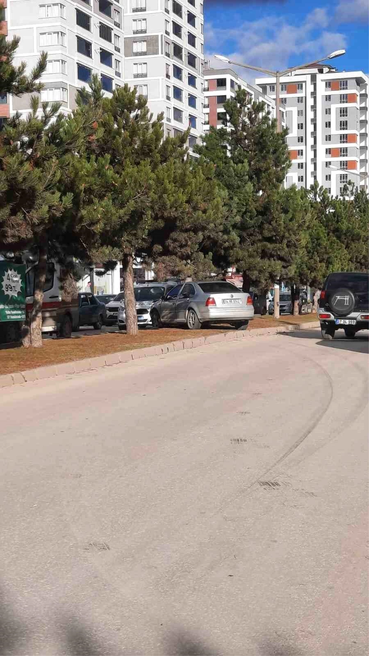 Kastamonu\'da Otomobil Refüje Çarptı: Sürücü Yaralandı