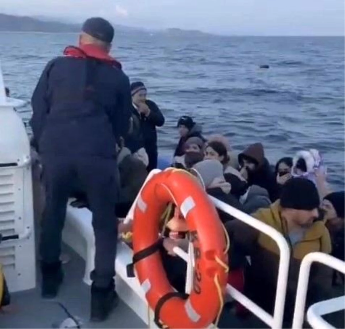 Yunan Sahil Güvenlik Ekipleri Tarafından Geri İtilen 34 Kaçak Göçmen Kurtarıldı
