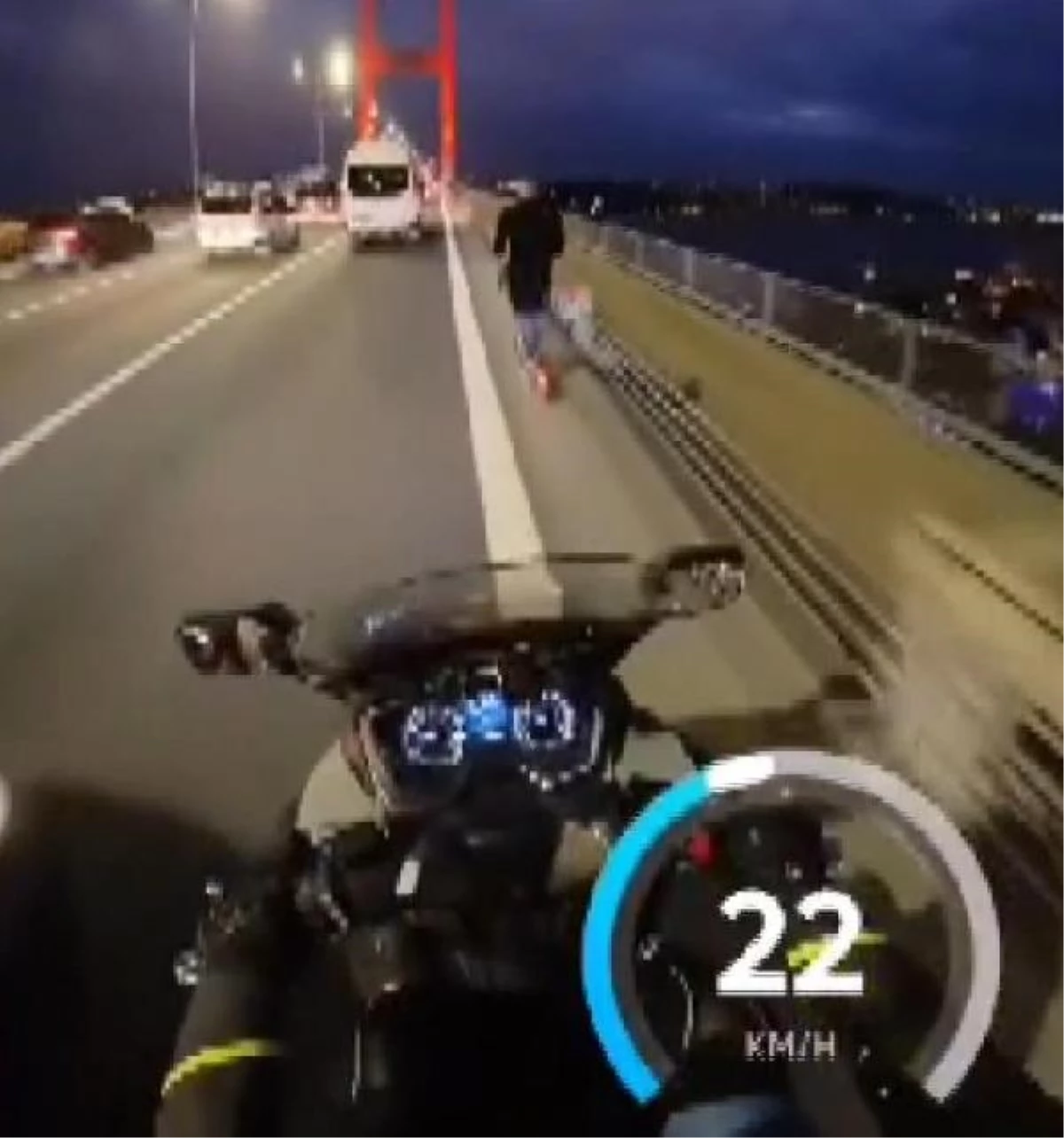 15 Temmuz Şehitler Köprüsü\'nde skuterle yasakları hiçe sayan sürücü