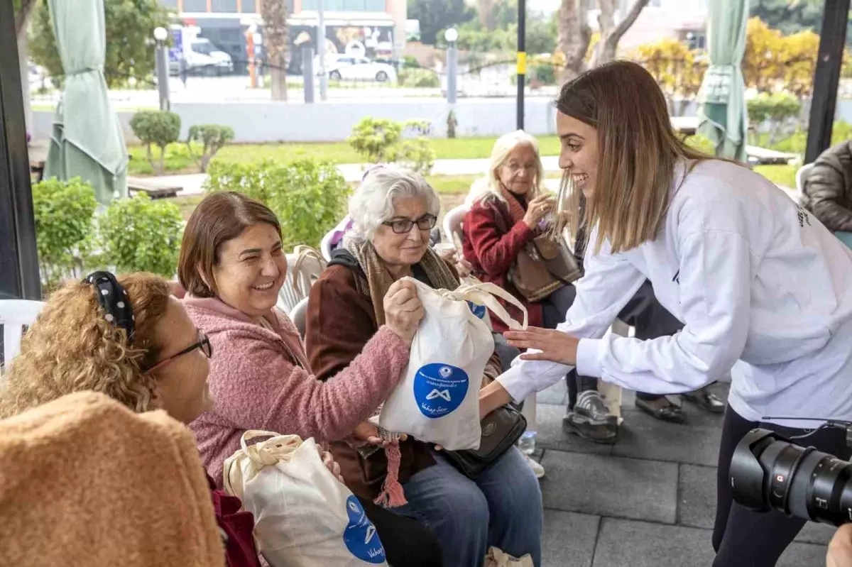 Mersin Büyükşehir Belediyesi, yaş almış vatandaşları \'2024\'e Merhaba Partisi\'nde buluşturdu