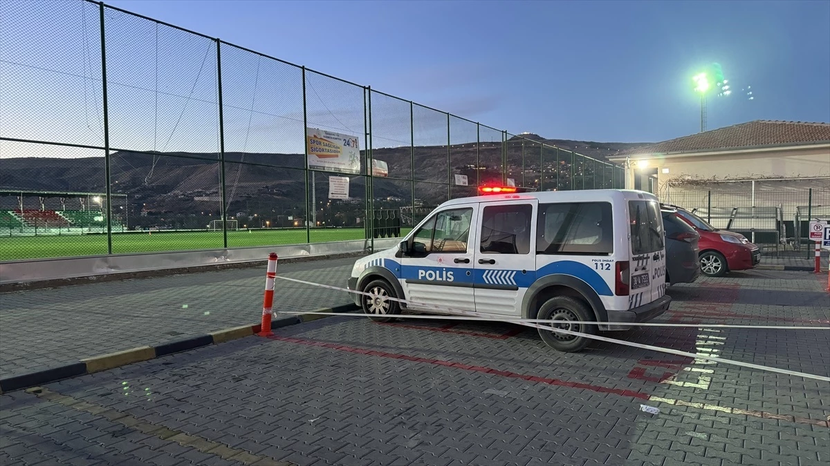 Kayseri\'de amatör futbol maçında çıkan kavgada 2 oyuncu bıçakla yaralandı