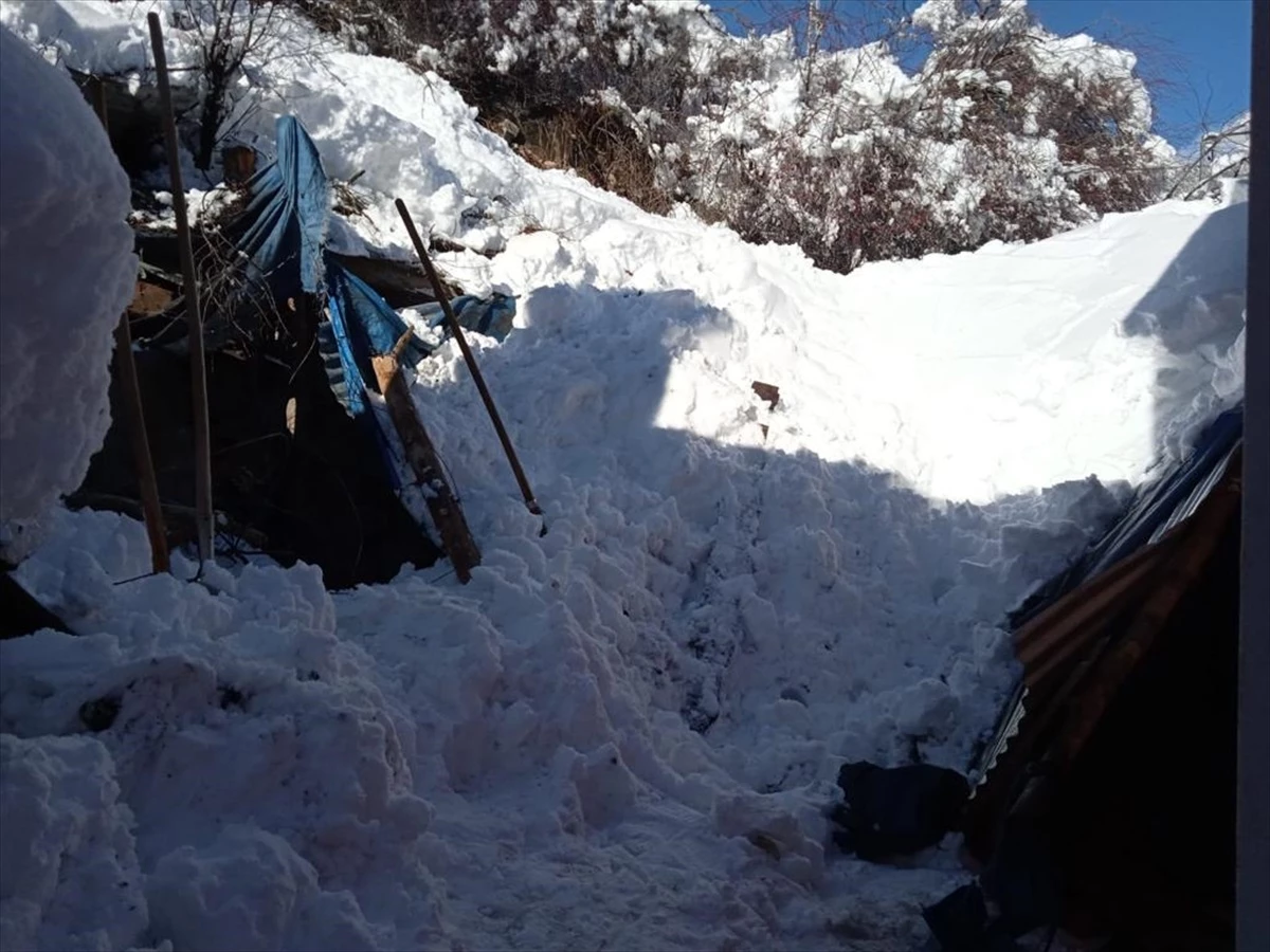 Ardahan\'ın Posof ilçesinde kar altında kalan kadın hayatını kaybetti